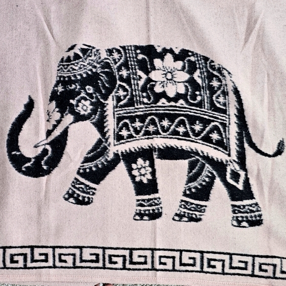 Blanket Shawl/ Poncho Reversible Sweater - Elephant - Picture 4 of 4